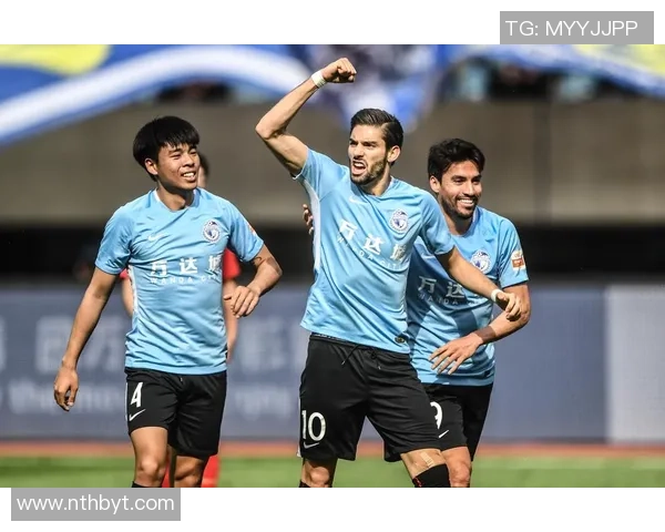 实况足球精彩对决广州恒大迎战大连一方全力争胜